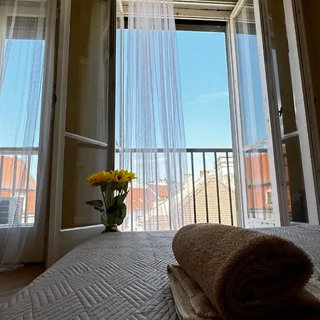 Alojamento de Acomodação e Pequeno-almoço Extralarge Queen In The Heart Of With Balcony