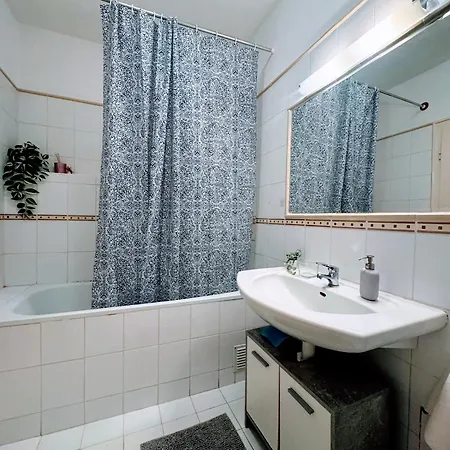 Extralarge Queen In The Heart Of With Balcony Братислава