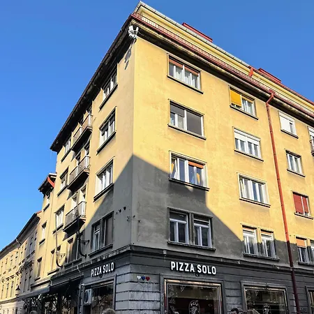 Alojamento de Acomodação e Pequeno-almoço Extralarge Queen In The Heart Of With Balcony Bratislava