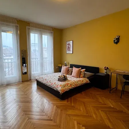 Extralarge Queen In The Heart Of With Balcony