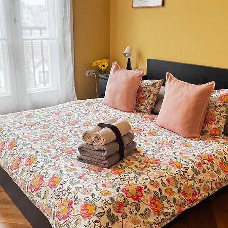 Extralarge Queen In The Heart Of With Balcony Bed & Breakfast